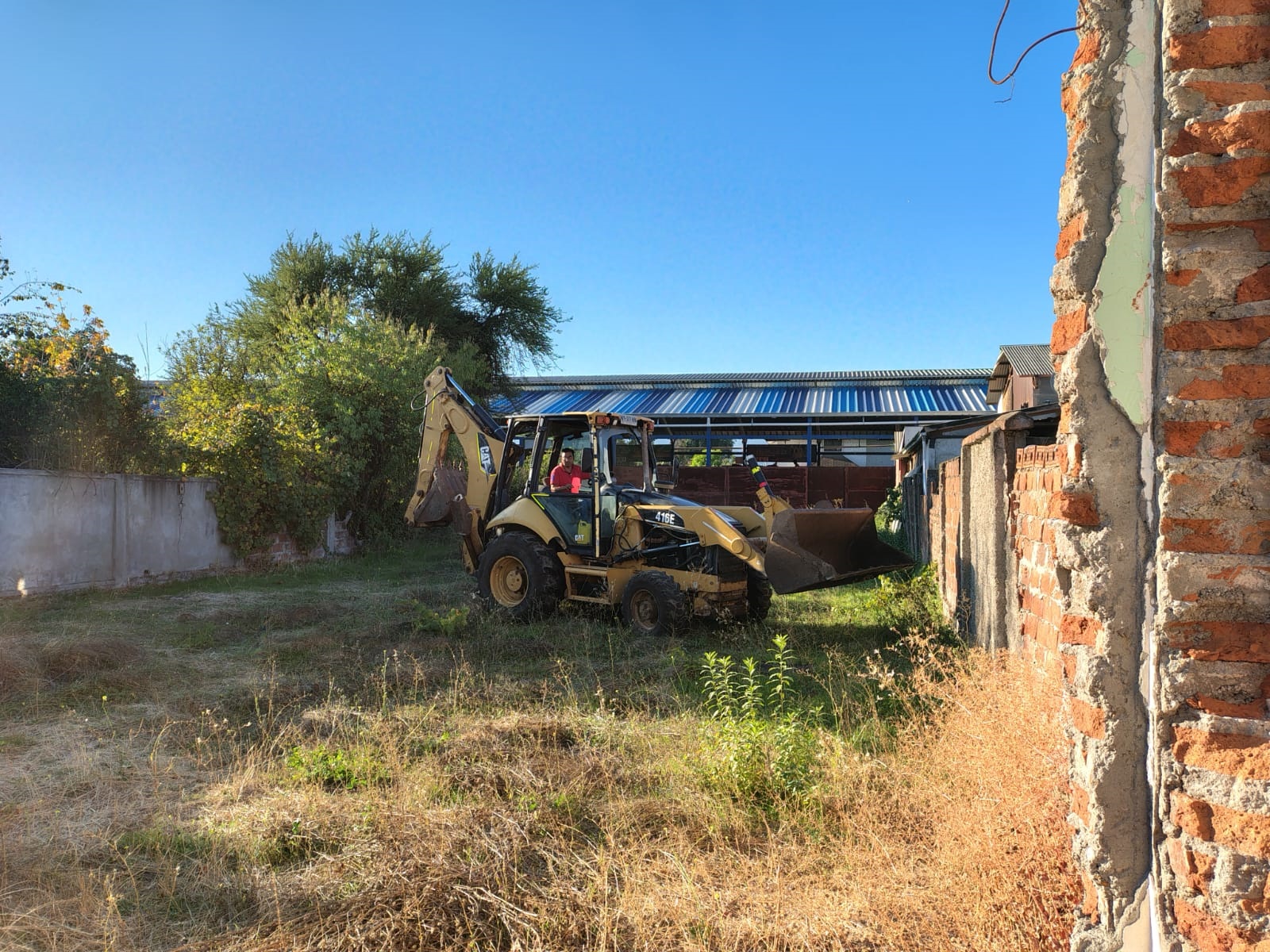 Retroexcavadora iniciando el despeje del terreno del proyecto Comercial La Hacienda