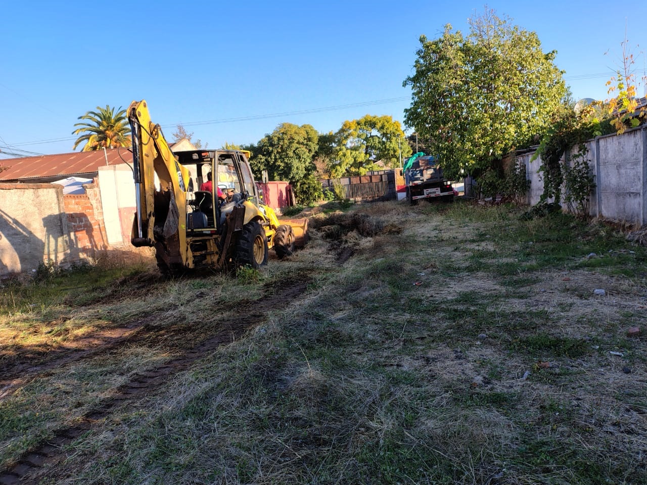Movimiento y retiro de material vegetal en el terreno del proyecto Comercial La Hacienda