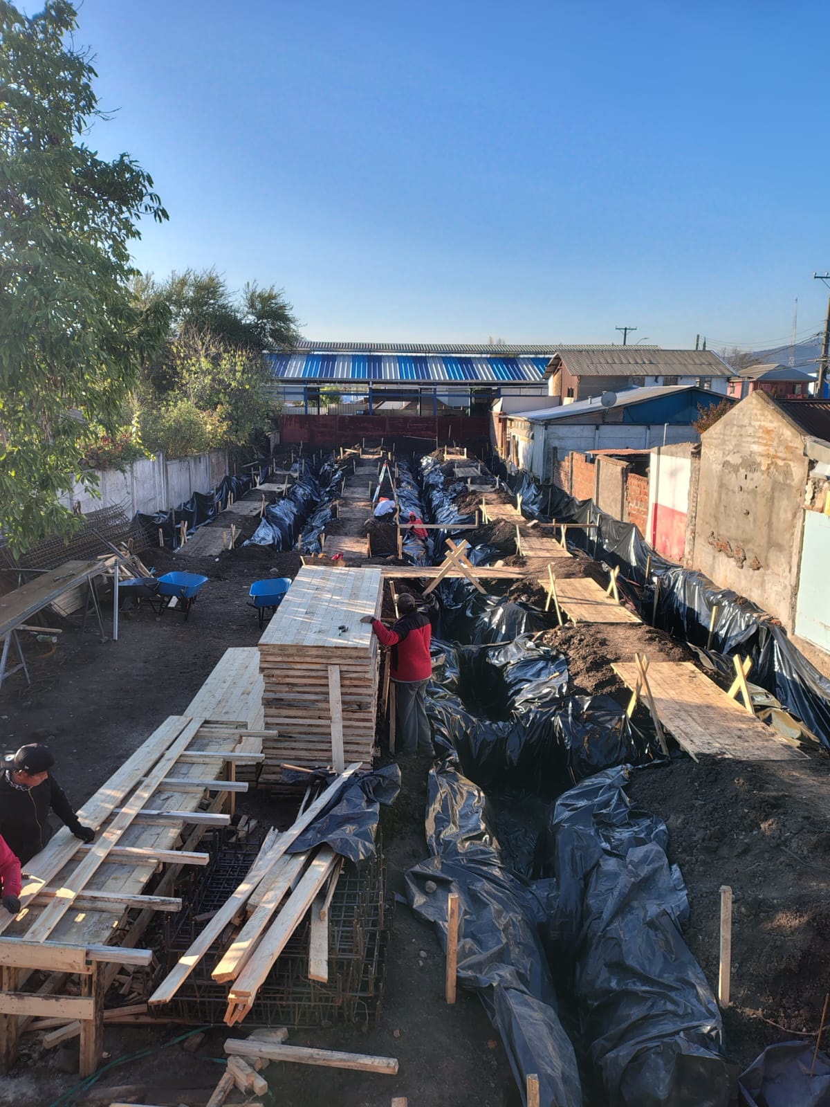 Preparación de zanjas y moldajes en la cimentación del proyecto Comercial La Hacienda